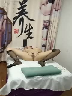 养生馆超骚的露脸黑丝制服女技师调教小哥，不一样的草嘴模式，主动上位抽插拿着小哥的手揉大奶子，浪叫不断