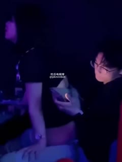 辽宁省盘锦市兴隆台区布车酒吧最近被人举报有人在酒吧卡座里面做爱，并且还录下小视频，并且在微信群内广为流传，并且监控也是怕的名明白的，唯一可惜的就是监控视频，酒吧的工作人员不愿意外流，所以目前流传的就只有同期的客户拍摄的小视频，但是，就是这些小视频，微信群的人竟然把小哥的真实信息全部扒出