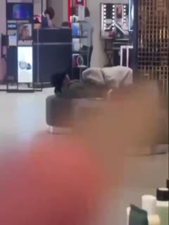 福.建某.商场女.子当.众榨.精，压着.男子.口交，惊.呆拍摄.的妹.妹