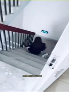 课.堂上，英.语老.师突.然让我们.开始自.习，她独自.一人.跑了出.去。真.搞不懂.现在的.老师