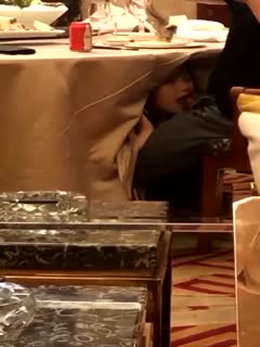 桌底下玩的挺爽啊