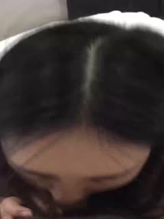 射.嘴里.比内射更爽.不是吗，可.爱小女.友还挺调.皮的，射完后.龟头最脆.弱了，她还.捏捏疼了！