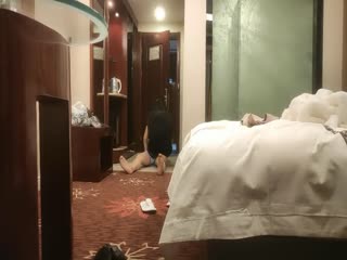 【最佳绿奴夫妻】淫妻身材丰满，被绿主抠逼一分钟达到高潮，老公过来舔逼水，越舔越湿屁股撅高挨大鸡吧操，跟绿帽老公69式舔逼