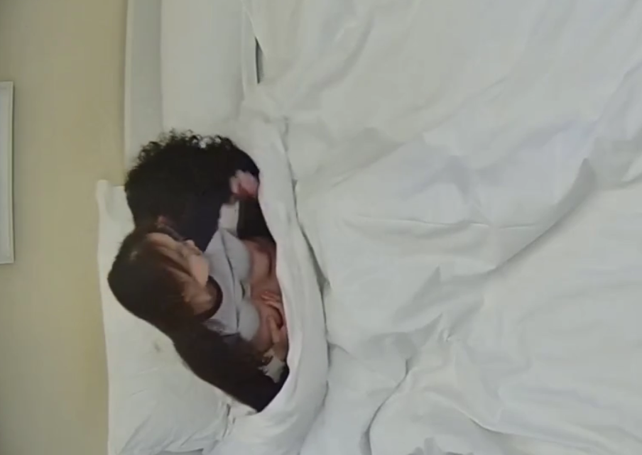 民宿酒店 11-10 卷毛小子带小眼镜女友开房 小女友圆圆的脸蛋 一股文静的书香气质 好看得很 好想操她