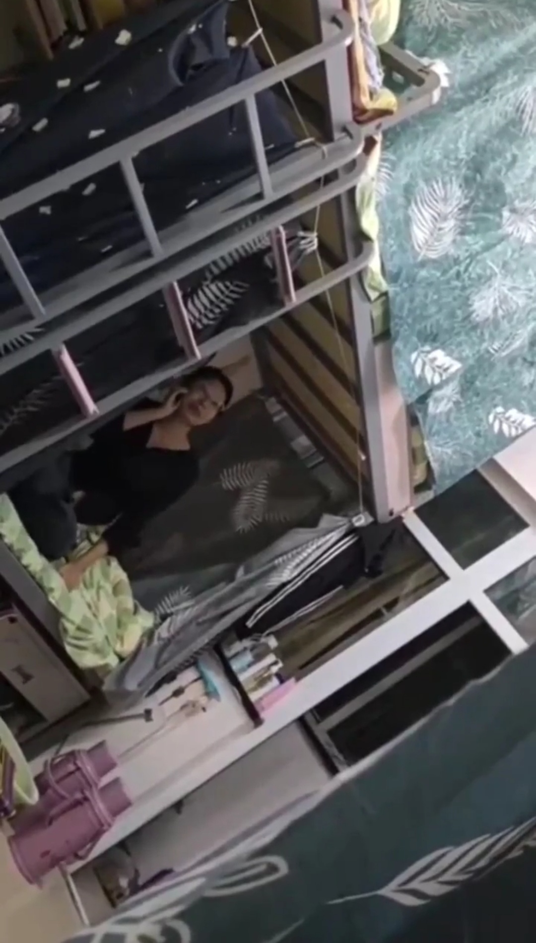 出卖同学妹子还不起高利贷被逼直播女室友换衣抵债!