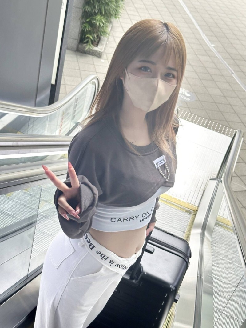 FC2-PPV-4693309 【知名杂志模特儿】“巨乳美女网红”一次纯天然中出拍摄，日薪180万日圆。 【70分钟共高品质花絮】