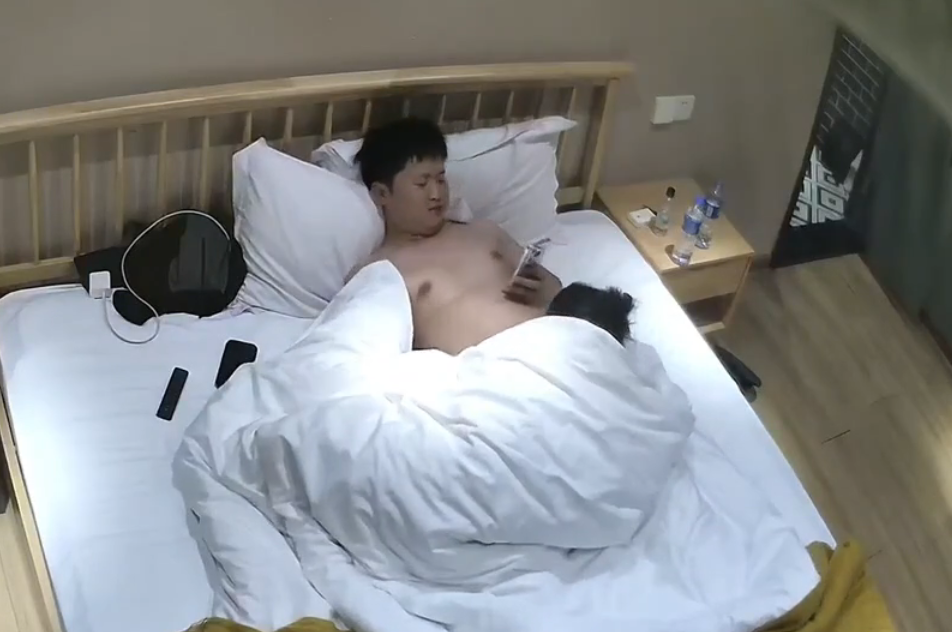 上帝视角 12-5 看起来忠厚地老实的男人玩得贼花 先让美女穿黑丝 再一手夹烟一手扣逼 操逼直接猛砸