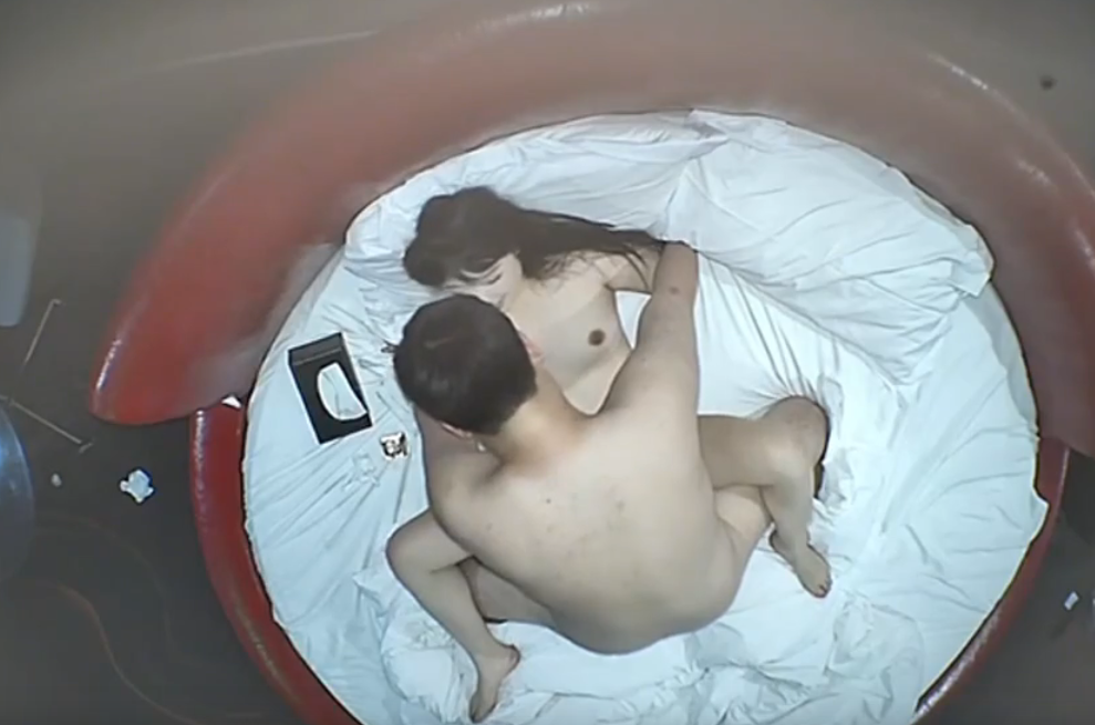 上帝视角 12-4 极品美女在大红圆床被操 肤白貌美 穿衣显瘦脱衣有肉的身材 胸又白又大又挺 增量版