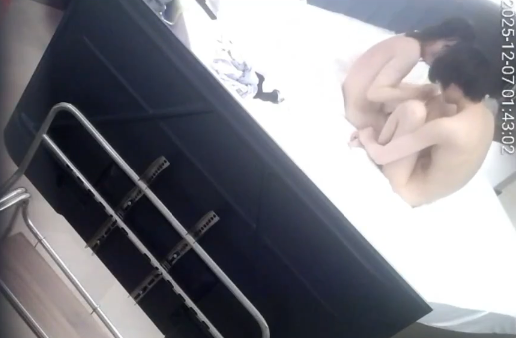 天眼1号房 12-7 这个视频偷感十足 女生其实很漂亮 身材丰满皮肤白皙 就是偷拍的角度差点 值得一看