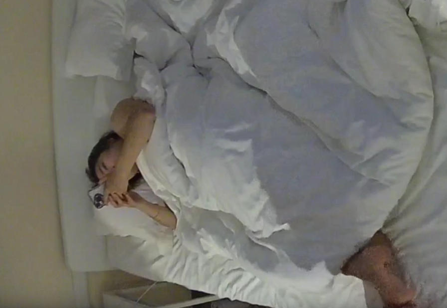 公寓酒店 12-15 少妇一边吃饭一边用脚摩挲男人鸡巴 饭没吃完就上了床 翘起的屁股 露出的阴毛 谁不硬