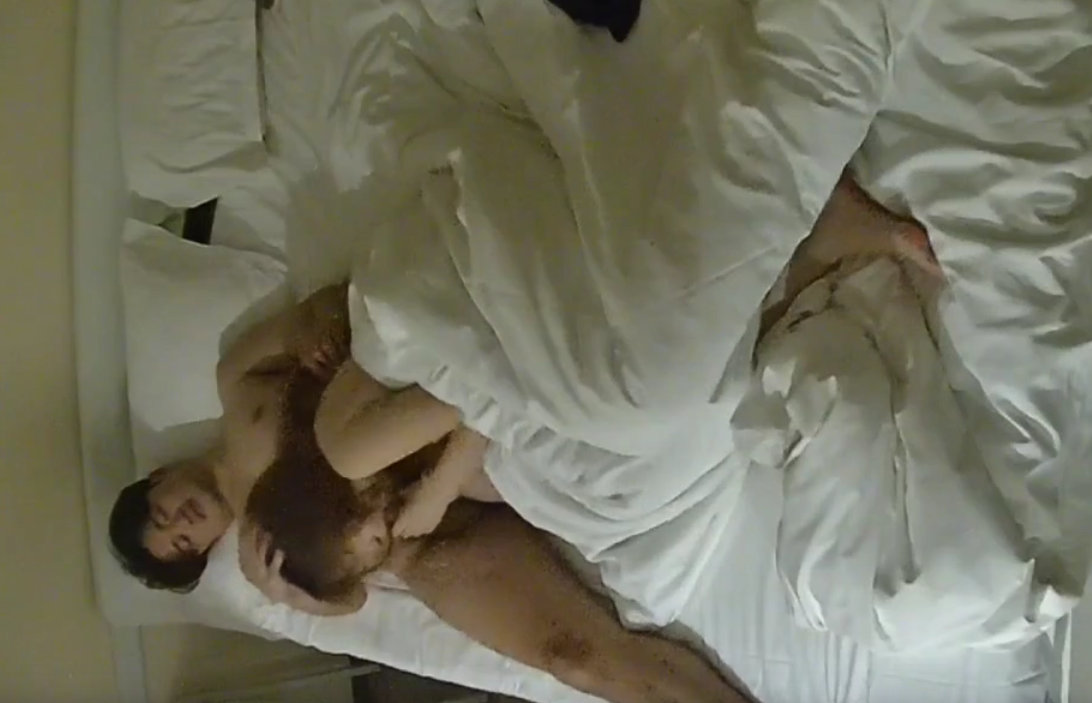 公寓酒店 12-15 这也是肉戏充足 美女为了被插得更深 主动把枕头垫在身下 事后男生扒开逼给她擦精液