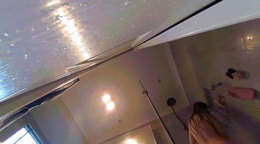 门缝下偷拍女邻居洗澡在手淫 故意压着嗓子淫笑了几声 妹子瞬间动作僵硬住了