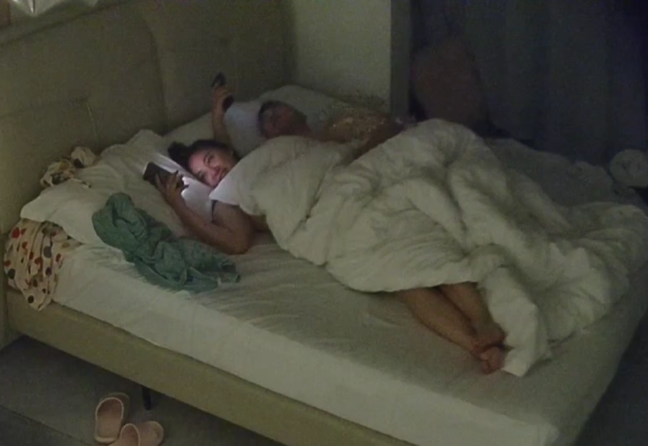 民宿酒店 12-20 中年夫妻打炮日常 在被窝里摸摸搞搞不过瘾 掀开被子女人上位 那浑圆的屁股 爱不释手