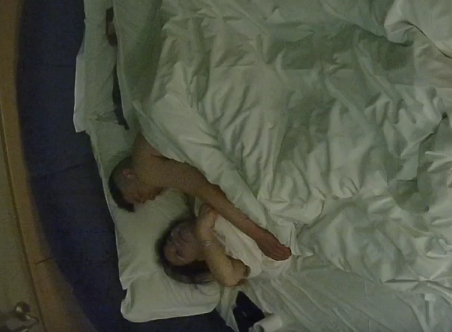 情趣台 1-6 少妇是懂情趣的 出来住店都是穿的蕾丝内裤 男人揉奶舔逼后就提枪进洞了 猛操后直接内射