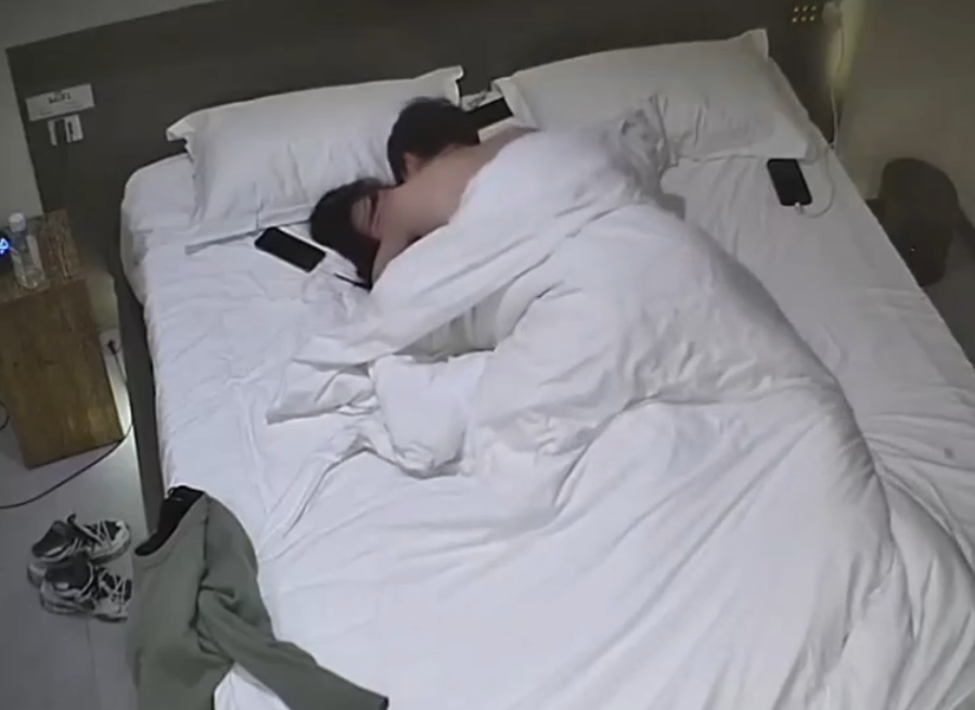 上帝视角 1-9 小伙子一边往女友嘴里塞鸡巴一边隔着裤袜扣逼 女友身材超棒 特别是屁股浑圆挺翘 真想上嘴