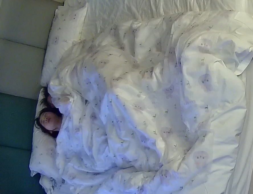 大学城 1-15 非常漂亮活泼的大美女 睡醒就往男友身上扑 先打一炮 看得来出日常对男友的调教相当到位