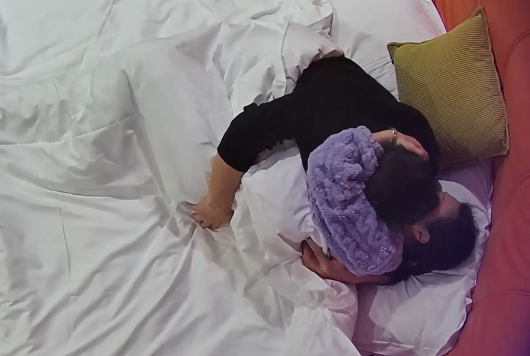 情趣台 1-18 广场舞勾搭在一起的两个不甘寂寞的肉体 含屌女上内射 大姐一点不怂 逼里夹着纸都要耸两下