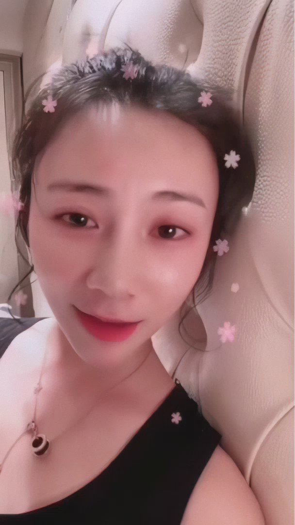 小时候枕边全是口水，长大了枕边却全是泪水