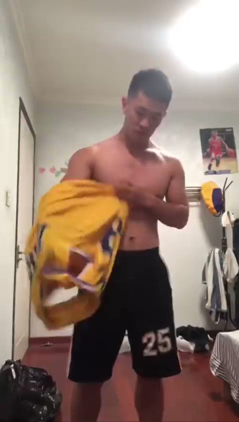 抖音vS推特 体育生变装视频就应该这样拍一件件穿上 袜子也上再变到一件不剩