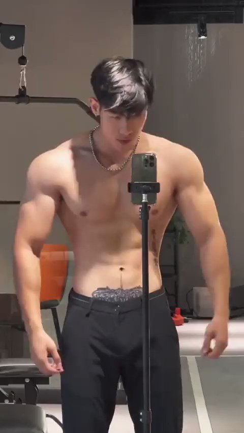 抖音VS推特 肌肉 网红的反差 纹身贴都快掉完色了 同样的手机 身材 侧边纹身 和露脸飞机的同一张脸