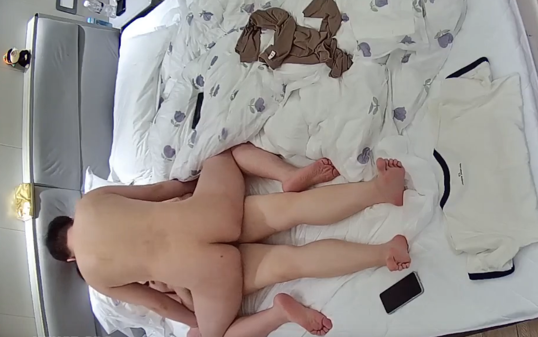 情趣台 3-10 白白嫩嫩的美女很诱人 逼毛也不凌乱 肉肉的很好操 但就是只录到这么一段 看看有没有后续