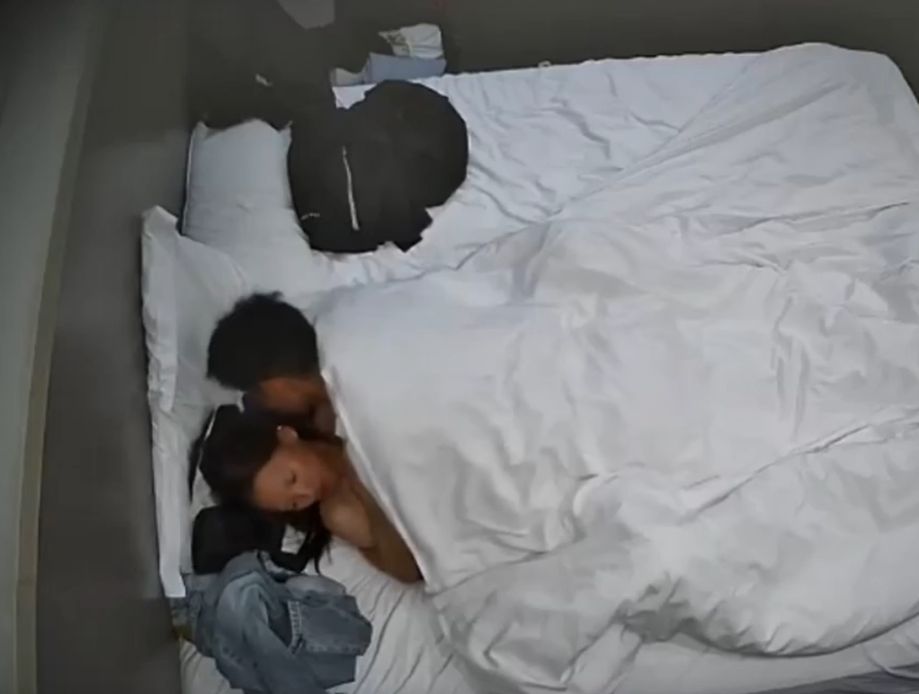 上帝视角 2-14 斯文娇小的眼镜妹 情人节出来跟男友开房约会 男友爆操时 奶子被压成各种形状 好看爱看